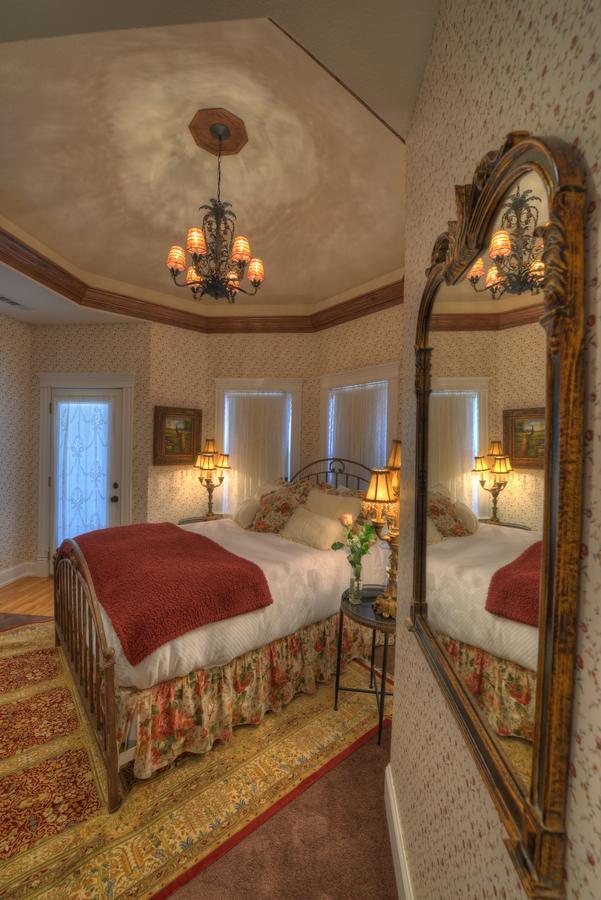 The Victoria Bed & Breakfast Bentonville Extérieur photo