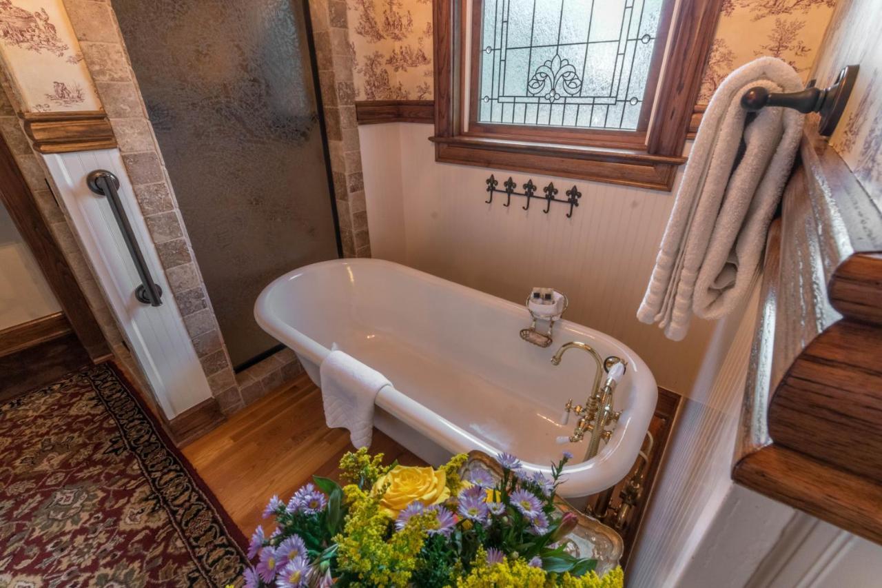 The Victoria Bed & Breakfast Bentonville Extérieur photo