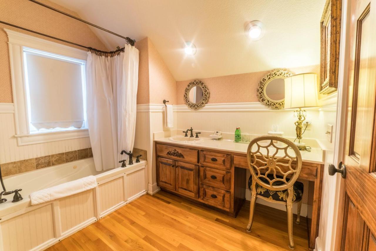 The Victoria Bed & Breakfast Bentonville Extérieur photo