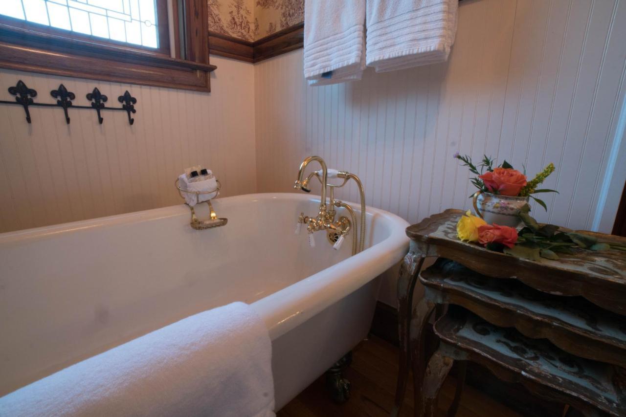 The Victoria Bed & Breakfast Bentonville Extérieur photo